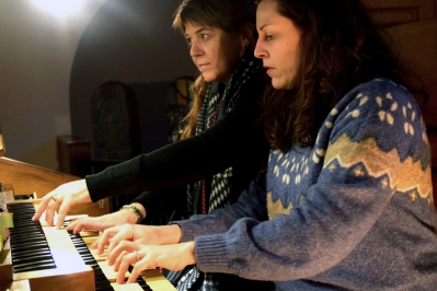 Ana Aguado i Ana Belén García interpretant una peça musical a l’orgue.